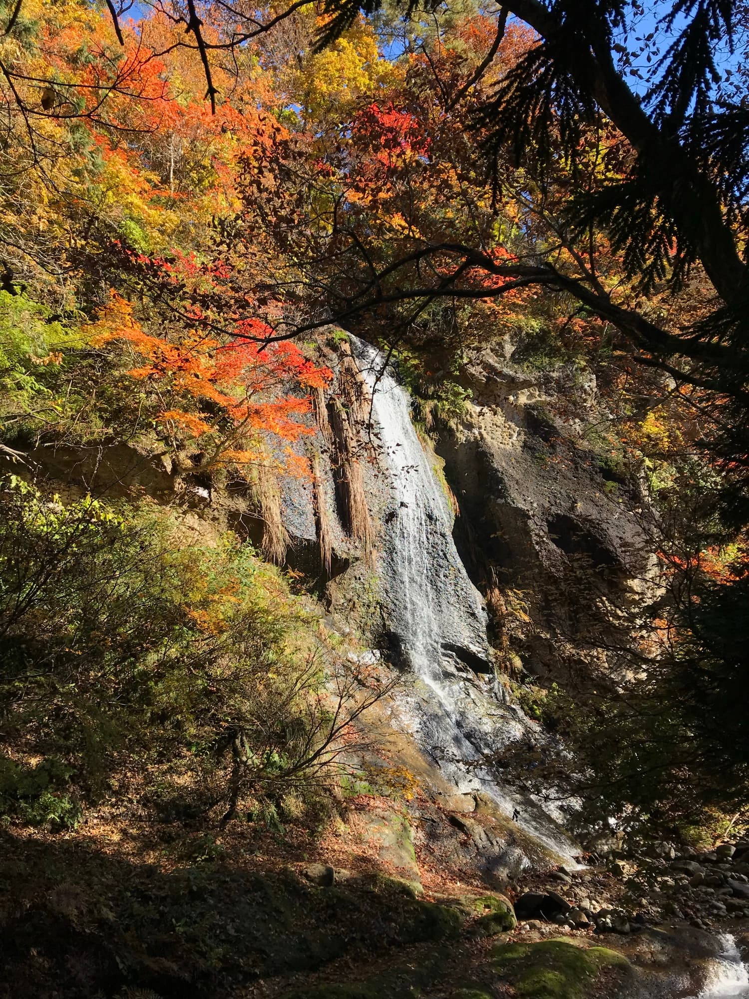 Cachoeira entre as folhagens de outono de Omoshiroiyama